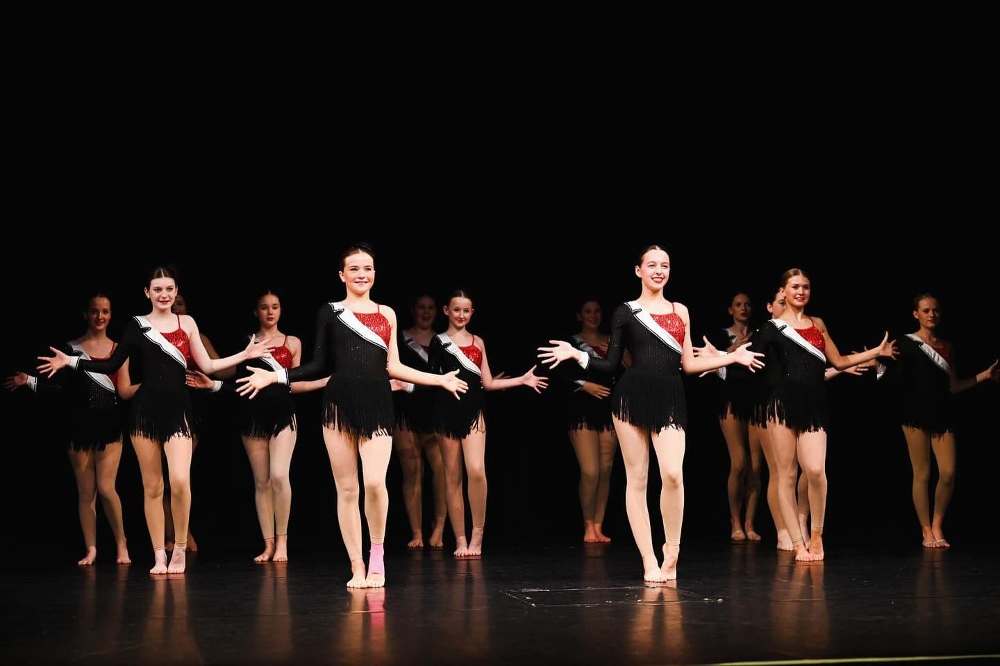 Ensemble in black holding a strong line