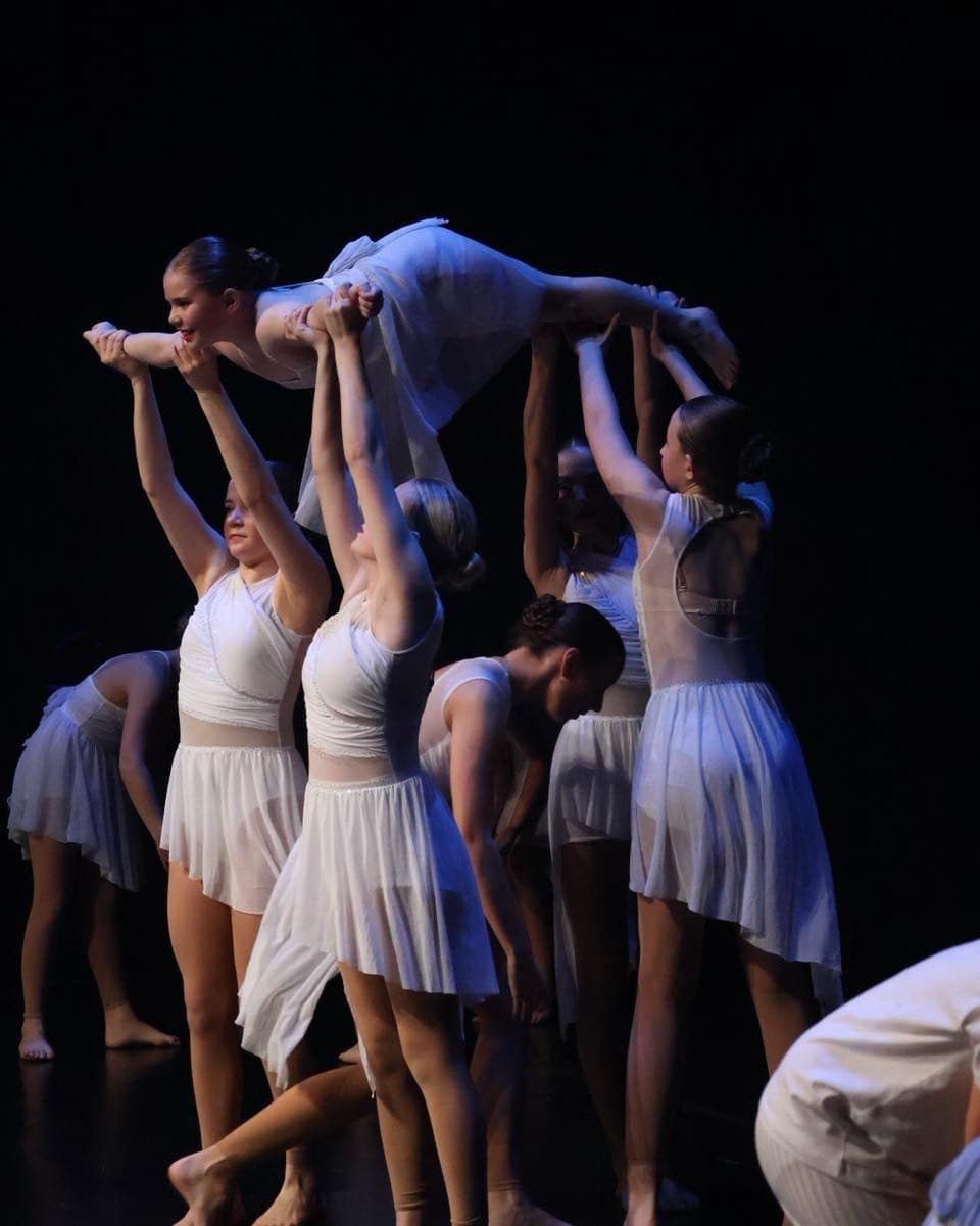 Ensemble holding a pyramid lift